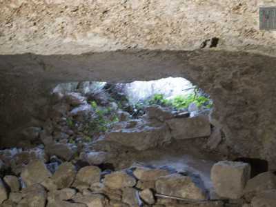 Accanto al cenobio si trovava la chiesa, il cui ingresso � ormai crollato: grossi massi ricoprono infatti tutto l�ambiente rendendolo inesplorabile